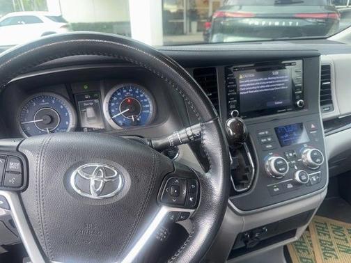 2020 Toyota Sienna XLE
