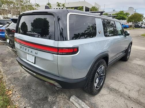 2025 Rivian R1S 