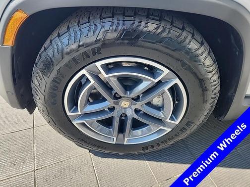 2025 Rivian R1S Adventure