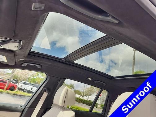 White Metallic 2024 BMW X7 M60i