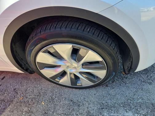 White 2023 Tesla Model Y Long Range