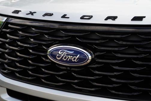 Iconic Silver Metallic 2023 Ford Explorer ST-Line