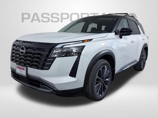 Everest White Pearl Tricoat/Super Black 2026 Nissan Pathfinder Platinum