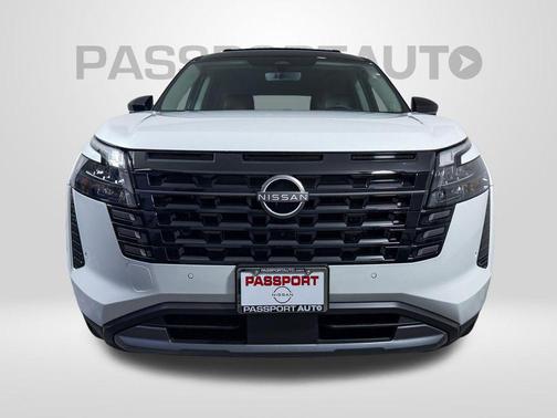 Everest White Pearl Tricoat/Super Black 2026 Nissan Pathfinder Platinum