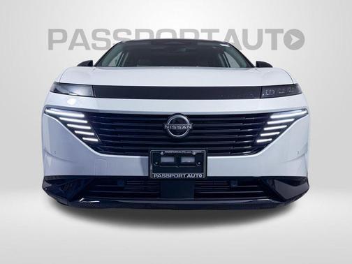 Everest White Pearl Tricoat/Super Black 2026 Nissan Murano Platinum