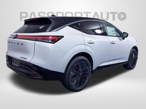 Everest White Pearl Tricoat/Super Black 2026 Nissan Murano Platinum