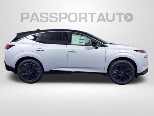 Everest White Pearl Tricoat/Super Black 2026 Nissan Murano Platinum