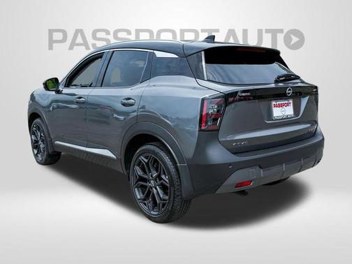Gun Metallic/Super Black 2025 Nissan Kicks SR