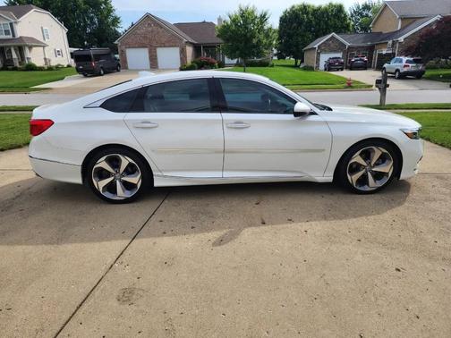 Platinum White Pearl 2018 Honda Accord Touring