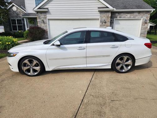 Platinum White Pearl 2018 Honda Accord Touring