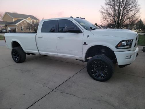 2017 RAM 3500 Laramie Crew Cab 4x4 8' Box