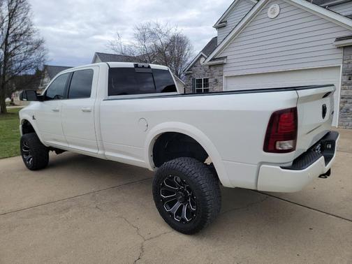 2017 RAM 3500 Laramie Crew Cab 4x4 8' Box