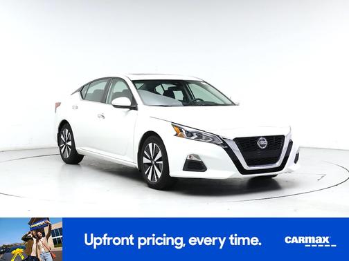 White 2022 Nissan Altima SV