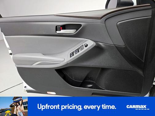 White 2019 Toyota Avalon XLE