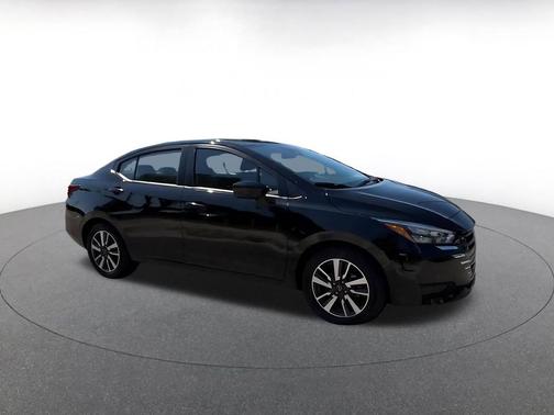 Super Black 2025 Nissan Versa 1.6 SV