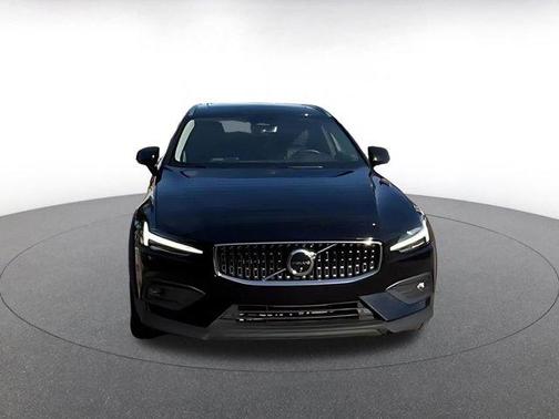 2025 Volvo V60 Cross Country Plus, B5 AWD Gas (mild hybrid)