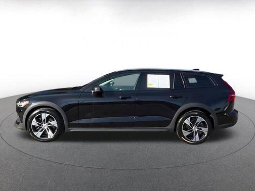 2025 Volvo V60 Cross Country Plus, B5 AWD Gas (mild hybrid)