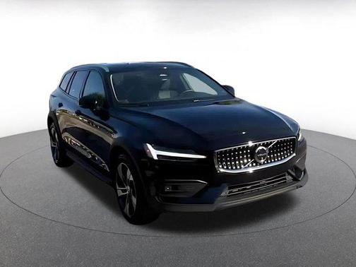 2025 Volvo V60 Cross Country Plus, B5 AWD Gas (mild hybrid)