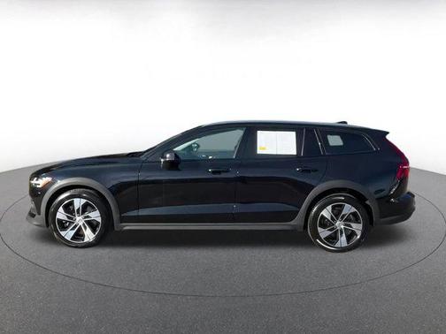 2025 Volvo V60 Cross Country Plus, B5 AWD Gas (mild hybrid)