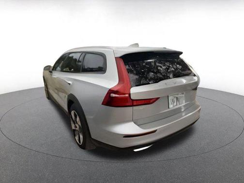 2025 Volvo V60 Cross Country B5 Plus