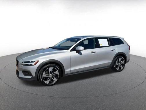2025 Volvo V60 Cross Country B5 Plus