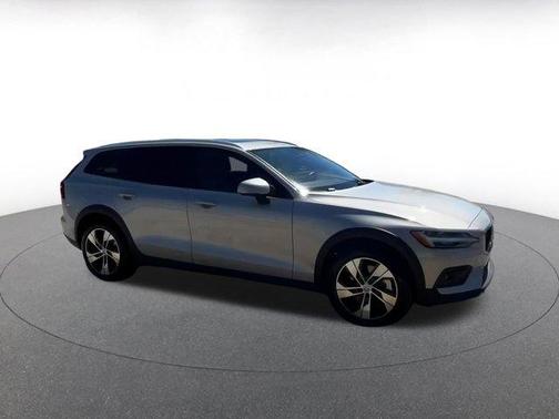 2025 Volvo V60 Cross Country B5 Plus