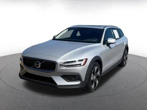 2025 Volvo V60 Cross Country B5 Plus