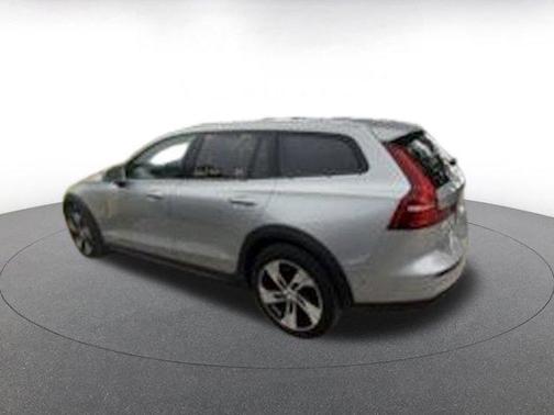 2025 Volvo V60 Cross Country B5 Plus