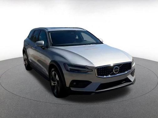 2025 Volvo V60 Cross Country B5 Plus