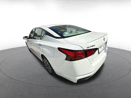 Pearl White Tricoat 2025 Nissan Altima SV FWD