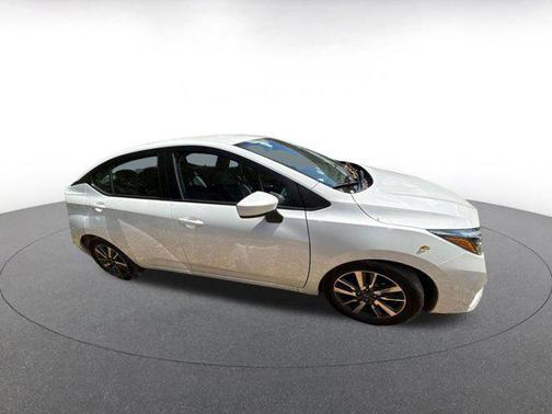 Aspen White Tricoat 2025 Nissan Versa 1.6 SV