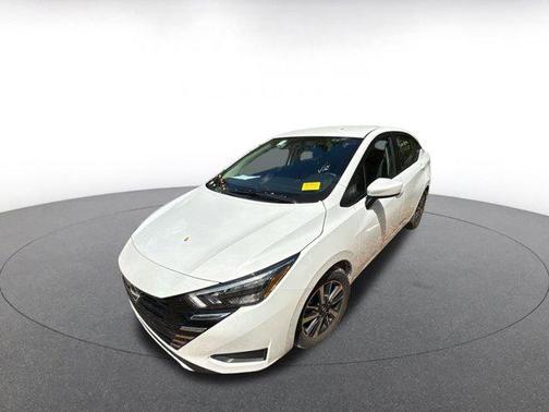 Aspen White Tricoat 2025 Nissan Versa 1.6 SV