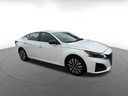 Glacier White 2025 Nissan Altima SV FWD