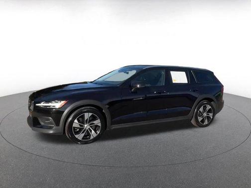 2025 Volvo V60 Cross Country B5 Plus