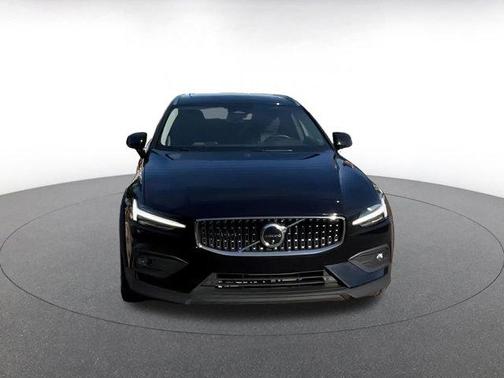 2025 Volvo V60 Cross Country B5 Plus
