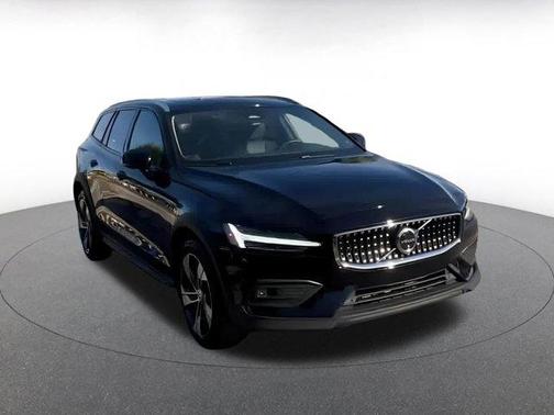 2025 Volvo V60 Cross Country B5 Plus