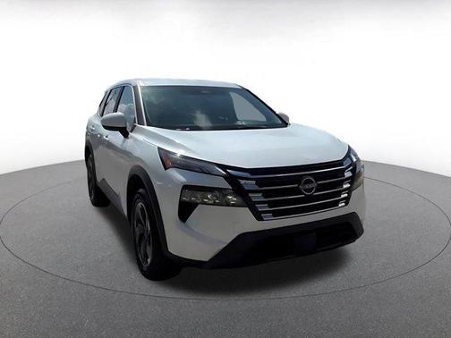 Everest White Pearl 2025 Nissan Rogue SV