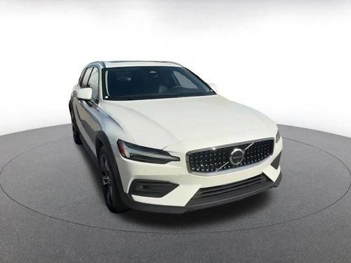 2025 Volvo V60 Cross Country B5 Plus