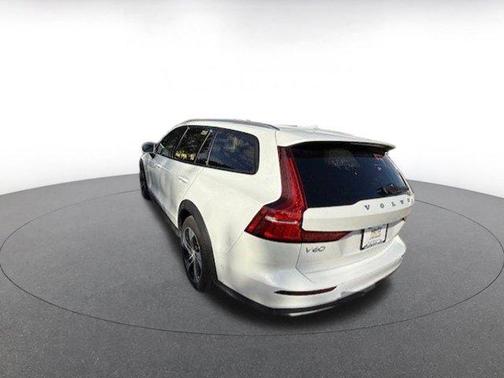 2025 Volvo V60 Cross Country B5 Plus