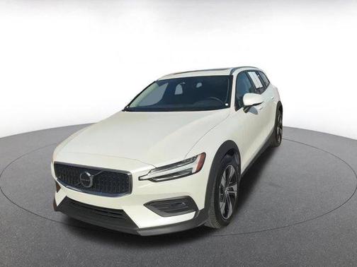 2025 Volvo V60 Cross Country B5 Plus