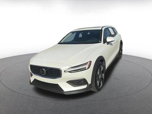 2025 Volvo V60 Cross Country B5 Plus