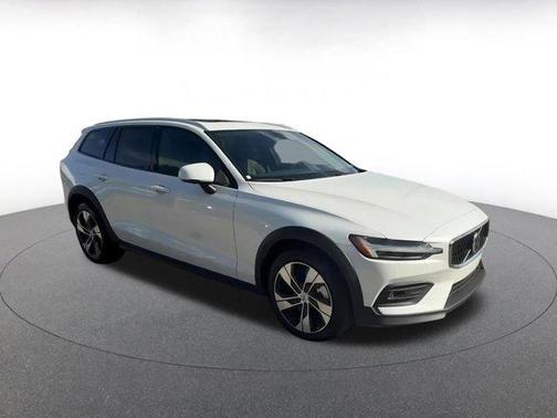 2025 Volvo V60 Cross Country B5 Plus