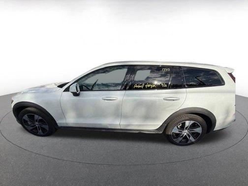 2025 Volvo V60 Cross Country B5 Plus
