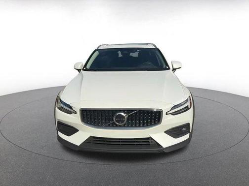 2025 Volvo V60 Cross Country B5 Plus