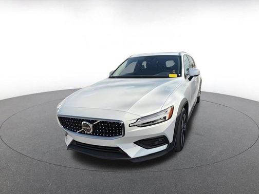 2025 Volvo V60 Cross Country B5 Plus