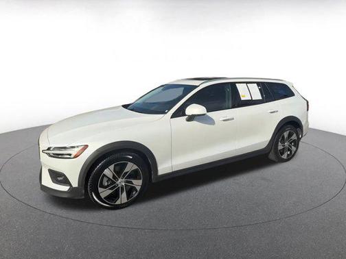 2025 Volvo V60 Cross Country B5 Plus