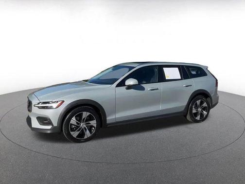 2025 Volvo V60 Cross Country B5 Plus