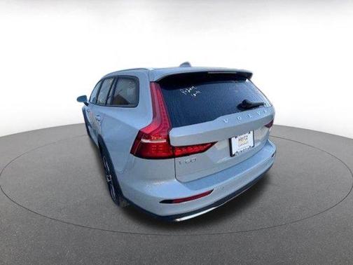 2025 Volvo V60 Cross Country B5 Plus