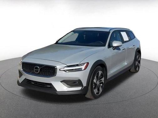 2025 Volvo V60 Cross Country B5 Plus