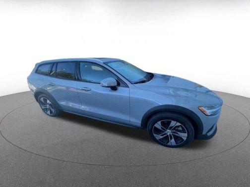 2025 Volvo V60 Cross Country B5 Plus